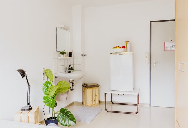 Zimmer mit eigenem Waschbecken und Kühlschrank