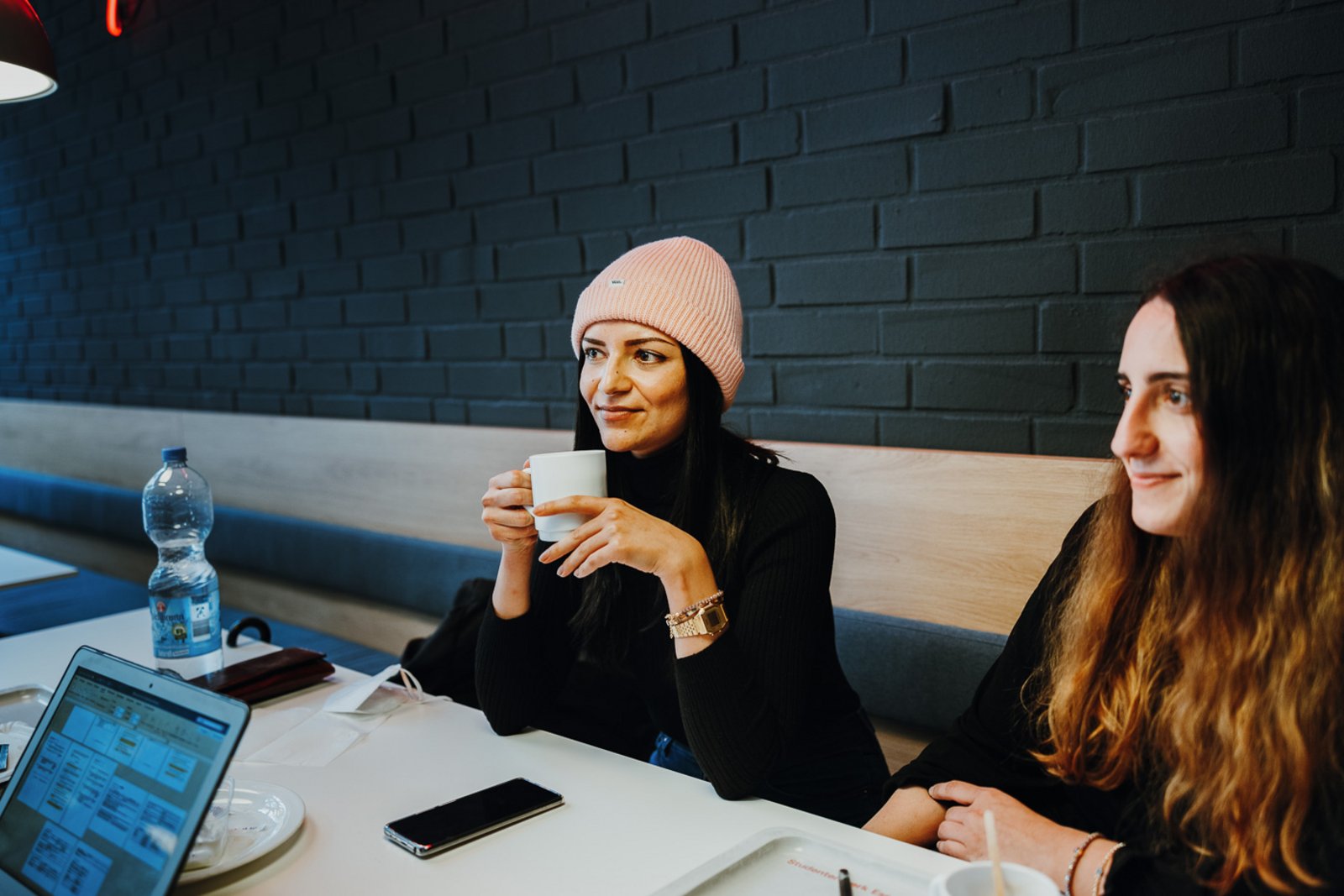 Zwei Frauen trinken gemeinsam Kaffee.