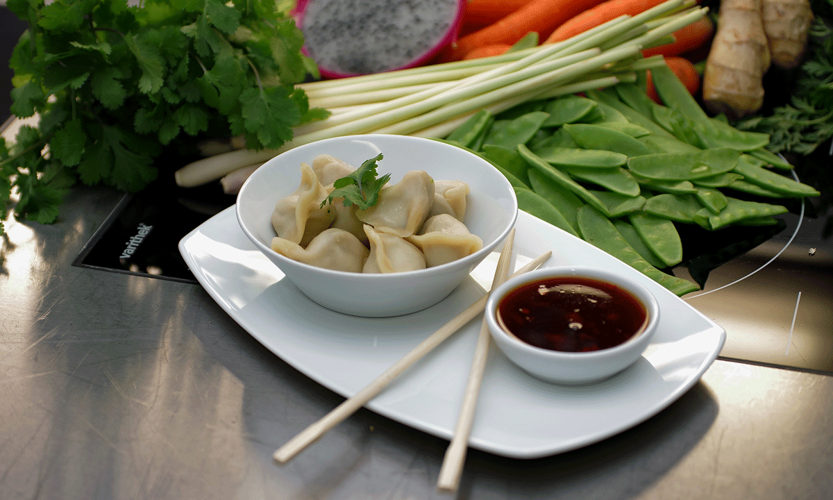 Zum chinesischen Frühlingsfest servieren wir Jiaozi-Teigtaschen.